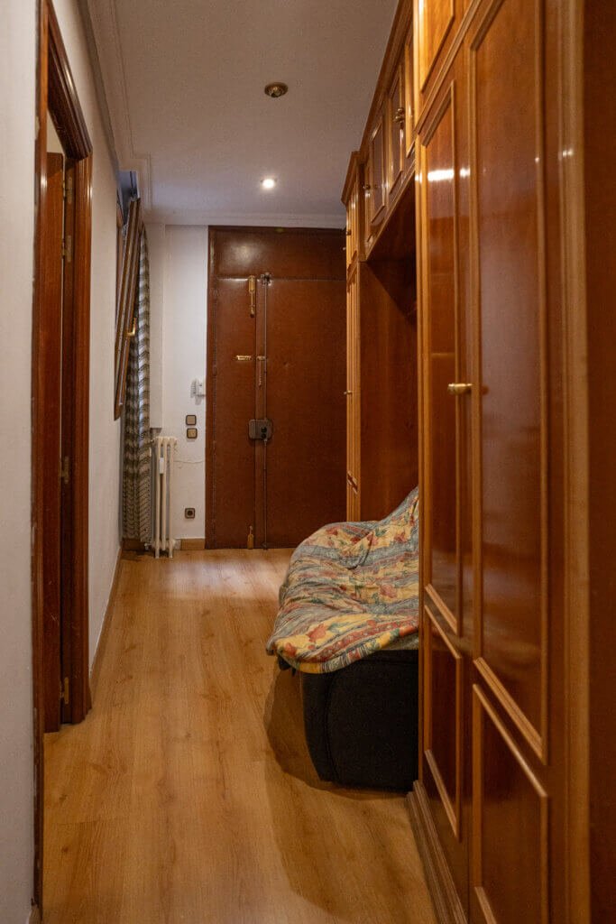 Estado original del pasillo antes de la reforma en la calle Alcalá, Madrid - Bramanti Arquitectos