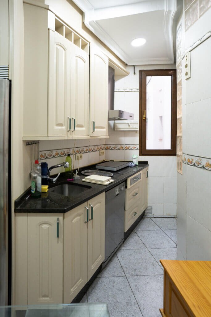 Estado original de cocina antes de la reforma en la calle Alcalá, Madrid - Bramanti Arquitectos