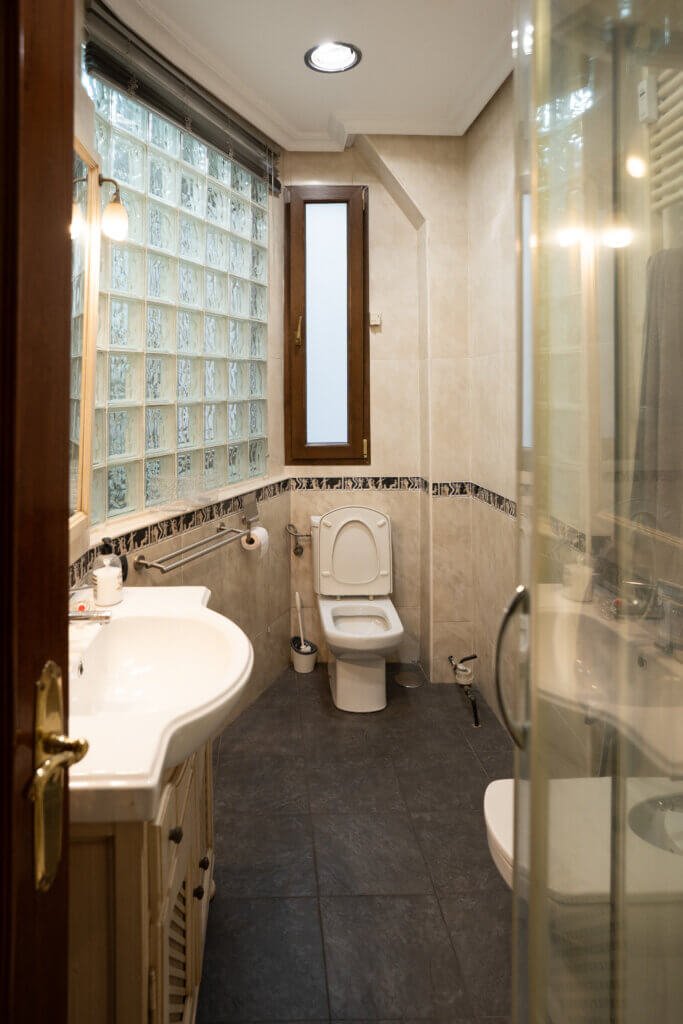 baño casa Elara antes , calle Alcala 124