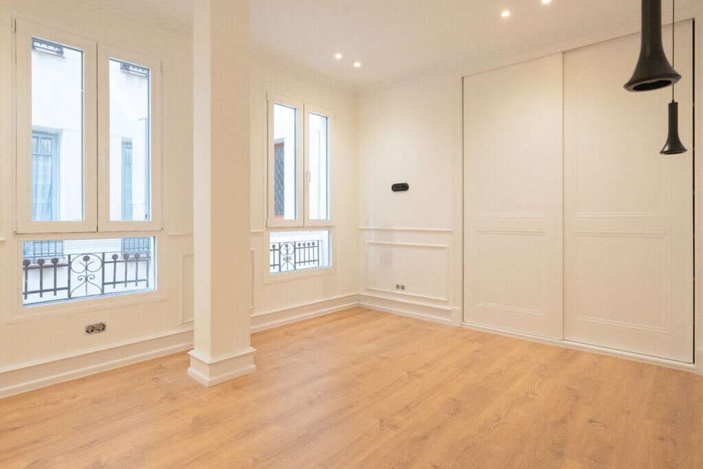 Estado del salón ventanal después de la reforma en la calle Alcalá, Madrid - Bramanti Arquitectos