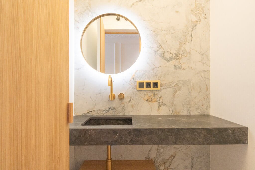 Estado del baño vista de frente después de la reforma en la calle Alcalá, Madrid - Bramanti Arquitectos