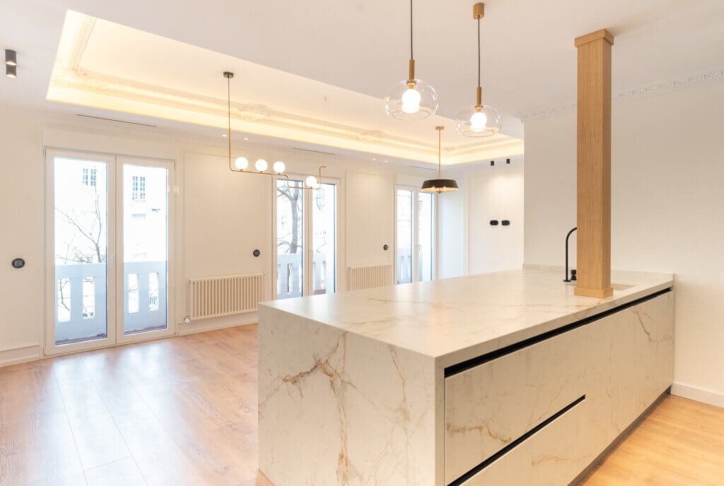 Estado de la cocina despues de la reforma en la calle Alcalá, Madrid - Bramanti Arquitectos