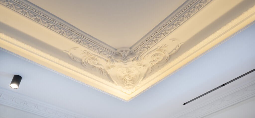 Estado de las luces del salón después de la reforma en la calle Alcalá, Madrid - Bramanti Arquitectos