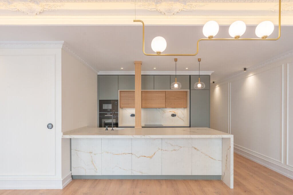 Estado de la cocina después de la reforma en la calle Alcalá, Madrid - Bramanti Arquitectos